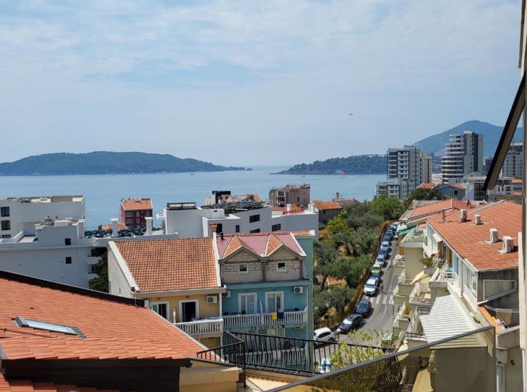 Magnificent apartment in Rafailovici close to the sea