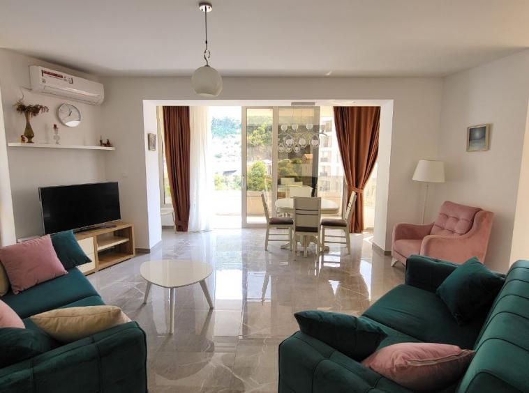 Magnificent apartment in Rafailovici close to the sea