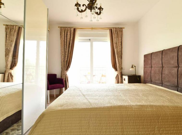 Сomfortable apartment with 3 bedrooms in Becici