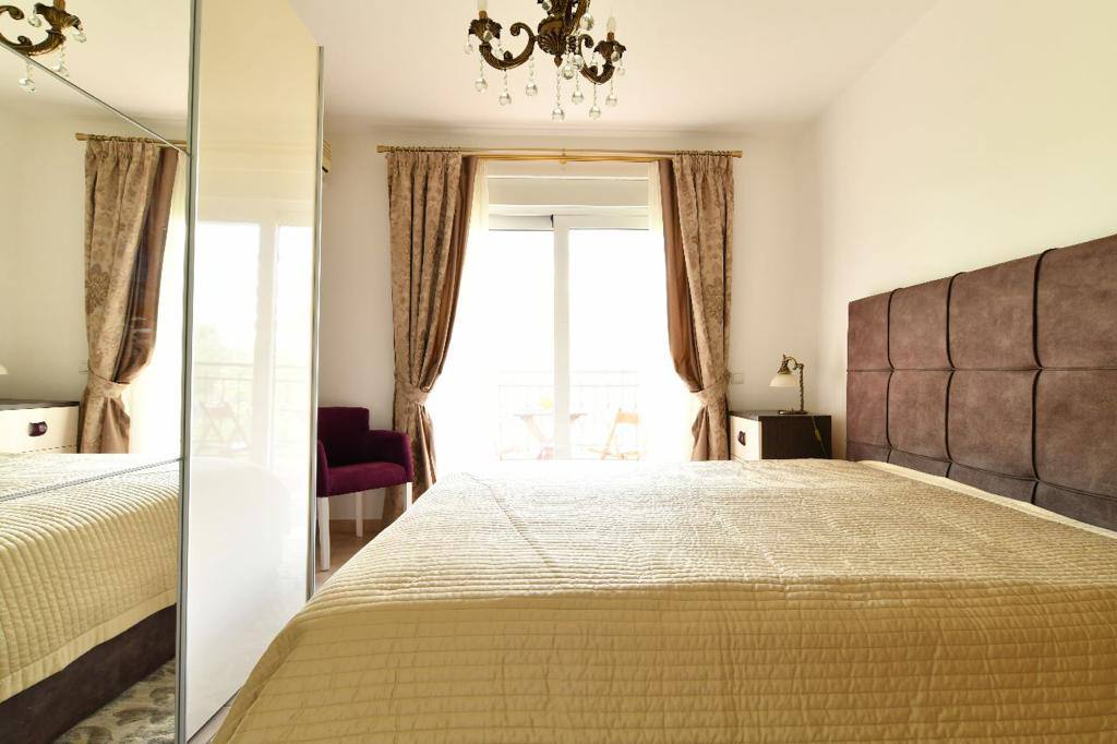 Сomfortable apartment with 3 bedrooms in Becici