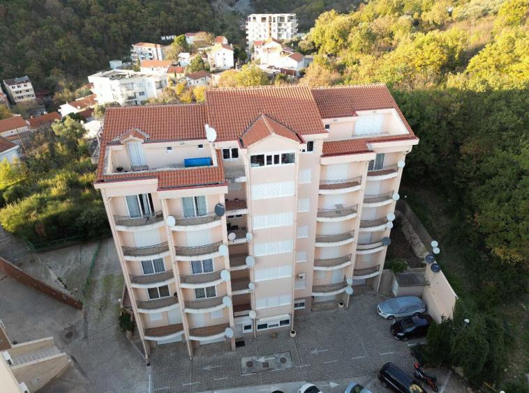 Сomfortable apartment with 3 bedrooms in Becici