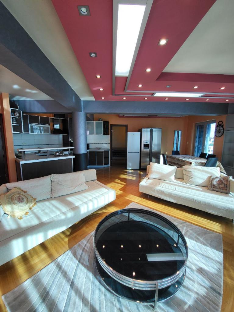 Семейная квартира с 3 спальнями в Будве