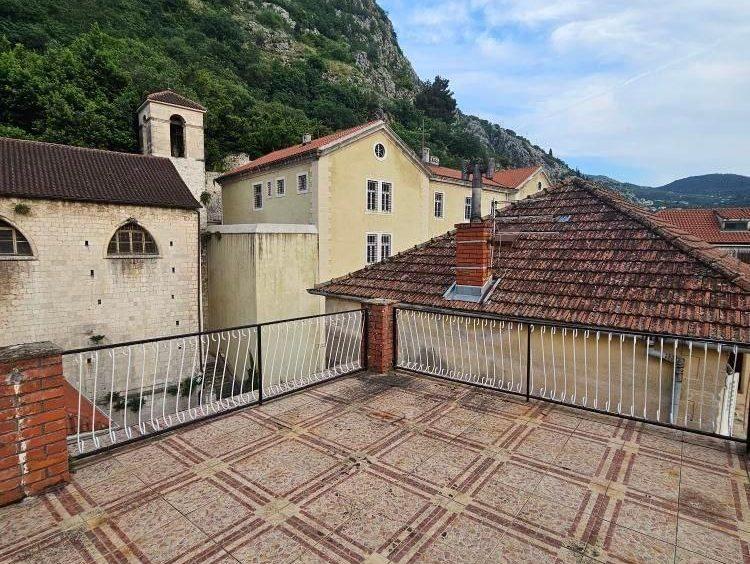 buy house in kotor
