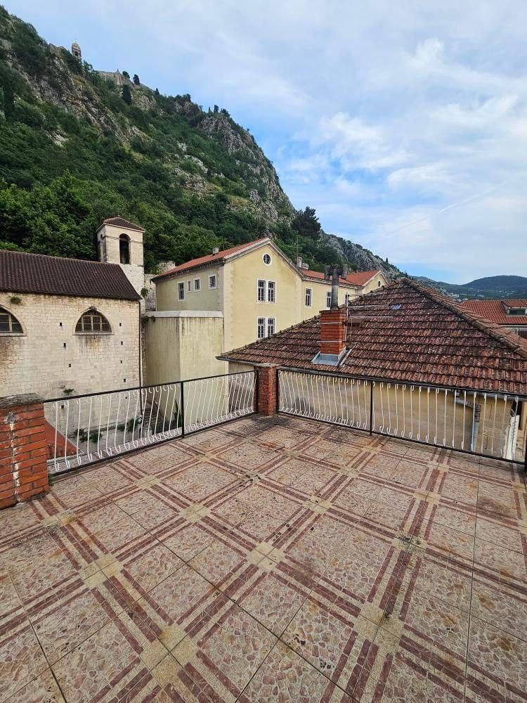 buy house in kotor