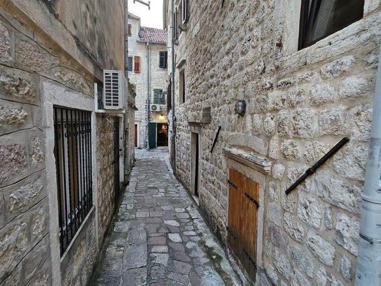 buy house in kotor
