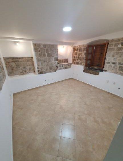 buy house in kotor