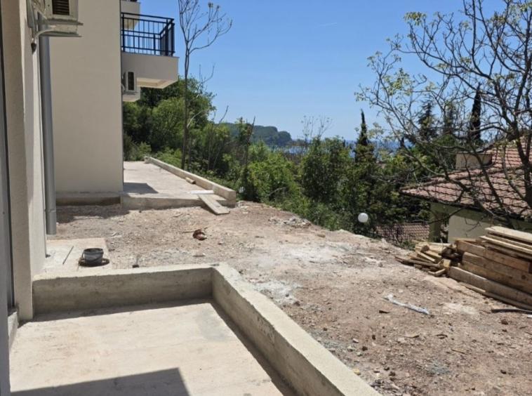 Modern 41 m² apartment for sale in Podkošljun, Budva. Ground floor unit in a new building, 20 minutes walk to the sea. No 3% property transfer tax. Excellent investment opportunity.