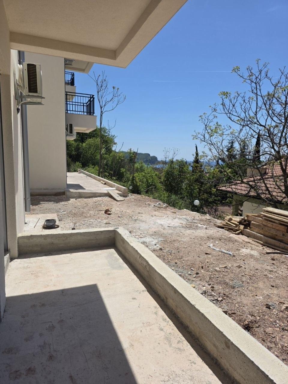 Modern 41 m² apartment for sale in Podkošljun, Budva. Ground floor unit in a new building, 20 minutes walk to the sea. No 3% property transfer tax. Excellent investment opportunity.